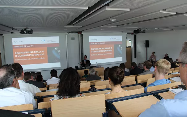 20170523_fbinf_eroeffnung_lernlabor_cybersicherheit_mlh_028.png (DE)