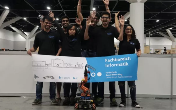 20190708_fbinf_b-it-bots_robocupwm_nair_d_galerie_img_042.jpg (DE)