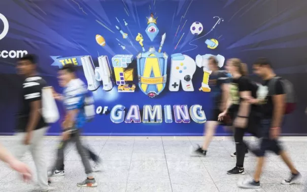 20190820-24_fbinf_gamescom2019_deebul_phone_0003.jpg (DE)