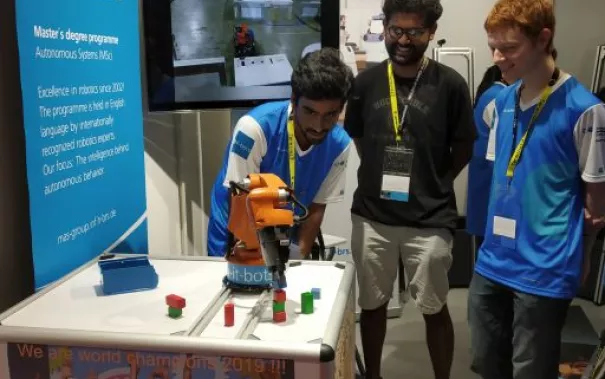 20190820-24_fbinf_gamescom2019_deebul_phone_0019.jpg (DE)