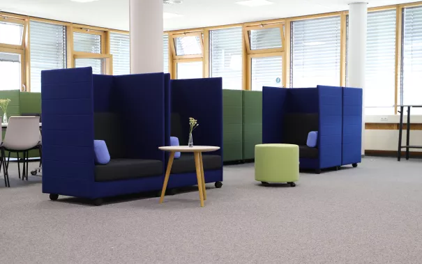 Blaue Möbel in der Bibliothek Campus Sankt Augustin