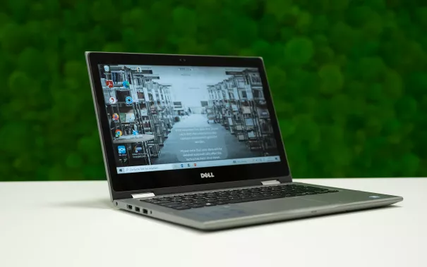 Laptop in der Bibliothek