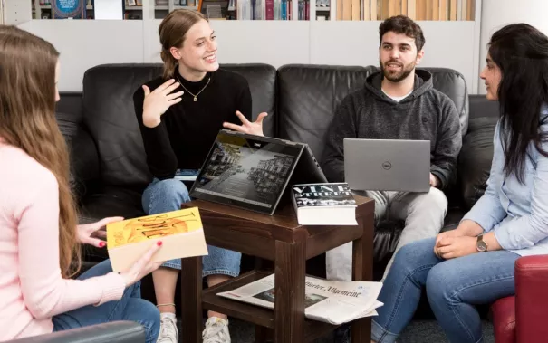 Studenten in der Bibliothek
