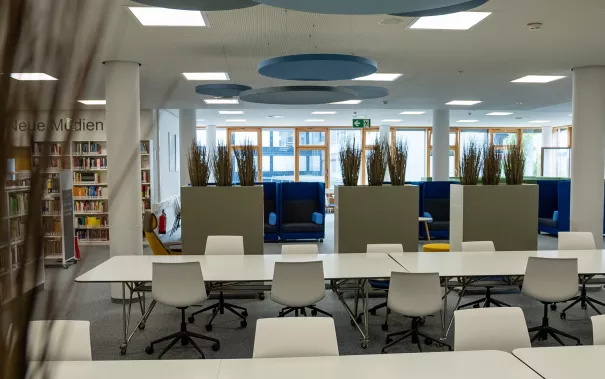Bibliothek 1 OG weiße Tische
