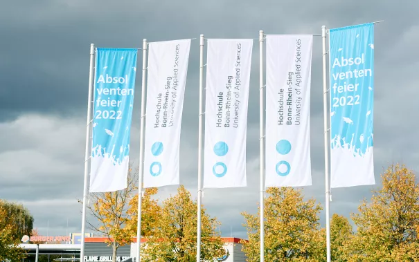 Absolventenfeier Telekom Dome Einlass 20221022 Foto Nathan Dreessen 031.jpg
