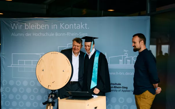 Absolventenfeier Telekom Dome Einlass 20221022 Foto Nathan Dreessen 033.jpg
