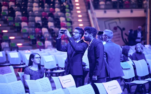 Absolventenfeier Telekom Dome Einlass 20221022 Foto Nathan Dreessen 056.jpg