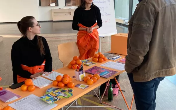 OrangeDay22-Alanus-Campus2-Stand-Besucher