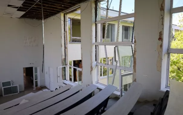 Seminarräume an der CPNU mit zerstörten Fenstern und Infrastruktur