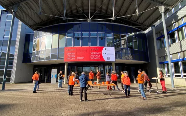 OrangeDay22-StA-Haupteingang