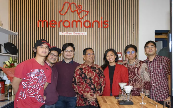 kissia team und indonesischer generalkonsul im meramanis cafe in koeln 2022 foto dwi anoraganingrum.jpg