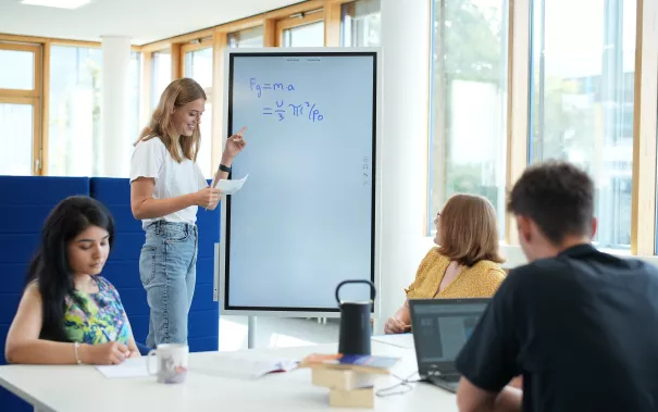 Lernen in der Bibliothek mit elektronischem Whiteboard