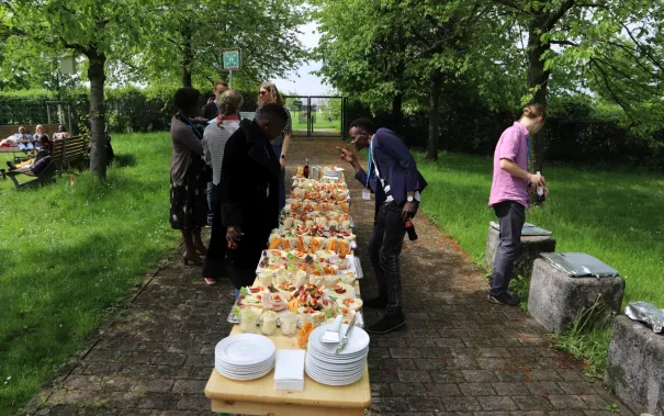 BIDA Summer School Begruessung Campusgarten StA 20230508 foto juri kuestenmacher 01.JPG