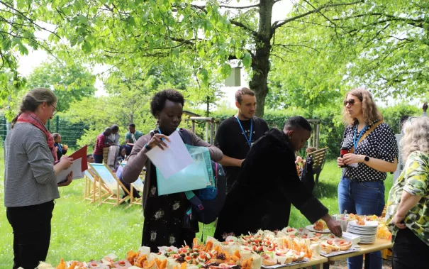 BIDA Summer School Begruessung Campusgarten StA 20230508 foto juri kuestenmacher 02.JPG