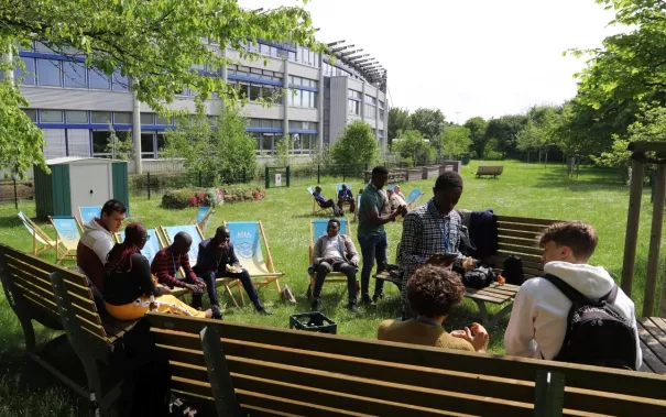 BIDA Summer School Begruessung Campusgarten StA 20230508 foto juri kuestenmacher 14.JPG
