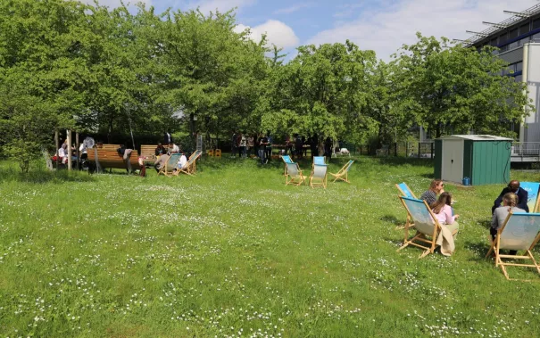 BIDA Summer School Begruessung Campusgarten StA 20230508 foto juri kuestenmacher 15.JPG
