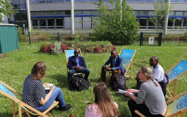 BIDA Summer School Begruessung Campusgarten StA 20230508 foto juri kuestenmacher 18.JPG