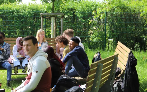 BIDA Summer School Begruessung Campusgarten StA 20230508 foto juri kuestenmacher 25.JPG