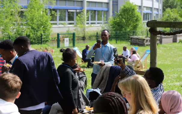 BIDA Summer School Begruessung Campusgarten StA 20230508 foto juri kuestenmacher 27.JPG