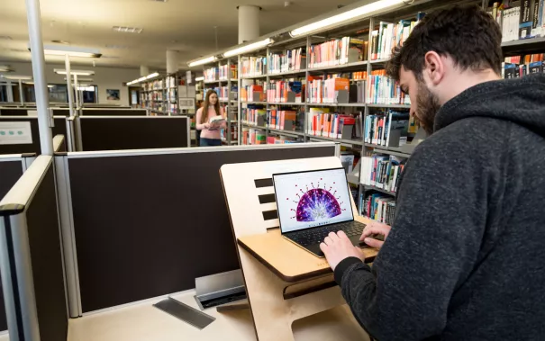 Standsome in der Bibliothek