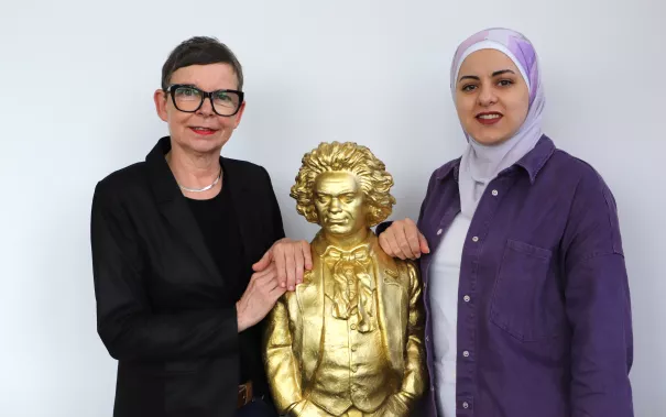 20230830 Suha Shebab GJU Jordanien Mitarbeiterin mit Sabine Ellermann