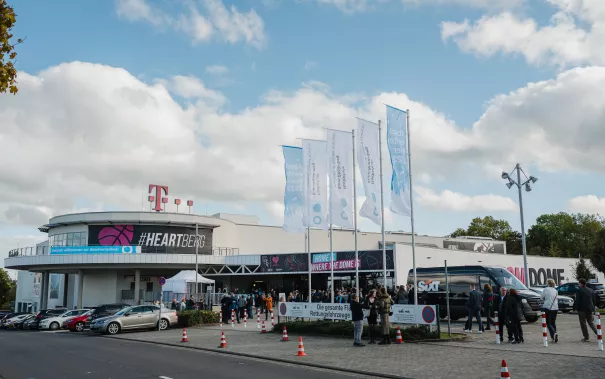 Absolventenfeier Telekom Dome Einlass 20231021 Foto Nathan Dreessen020.jpg