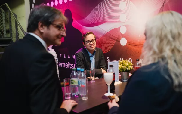 Absolventenfeier Telekom Dome Einlass 20231021 Foto Nathan Dreessen061.jpg