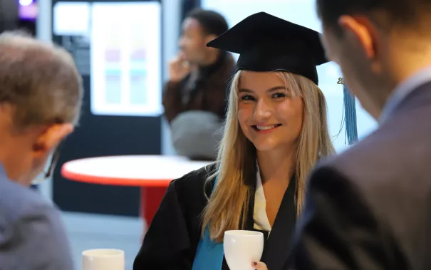 Absolventenfeier Telekom Dome Einlass 20231021 foto juri kuestenmacher 124.JPG