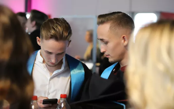 Absolventenfeier Telekom Dome Einlass 20231021 foto juri kuestenmacher 165.JPG