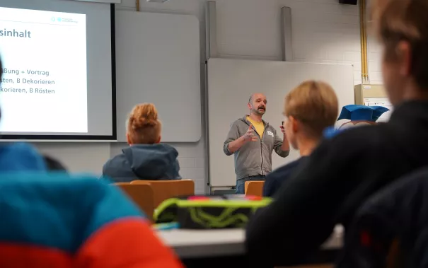 Kinderuni_Kaffeeroesten_16112023_Pascal_Schroeder_01-min.JPG
