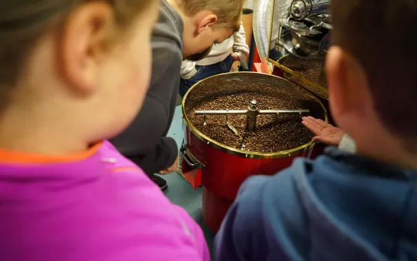 Kinderuni_Kaffeeroesten_16112023_Pascal_Schroeder_03-min.JPG