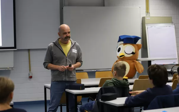 Kinderuni_Kaffeeroesten_16112023_Pascal_Schroeder_07-min.JPG