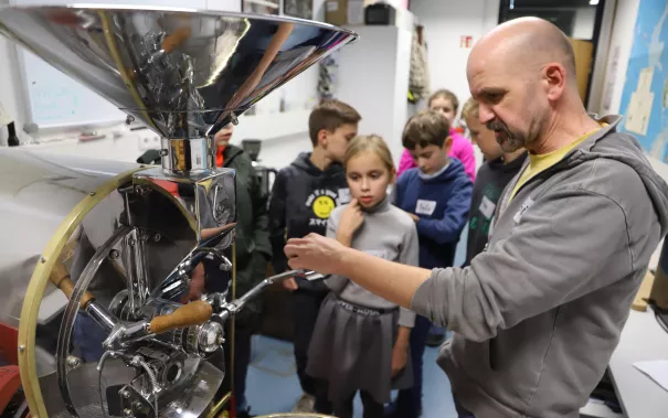 Kinderuni_Kaffeeroesten_16112023_Pascal_Schroeder_18-min.JPG