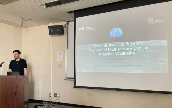 Dr. Alexander Marquardt stellt im NAIST-Japan Ergebnisse zum DAAD-PPP Projekts 'Multisensory Cues to Evoke Emotional Responses and Awe in Virtual Reality' vor