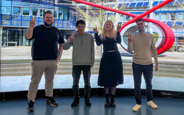 Von links nach rechts: Marvin Lehnort (unsere SHK im Projekt), Hiromo Otsubo, Melissa Steininger vor der HORNET-Wand im IVC an der H-BRS