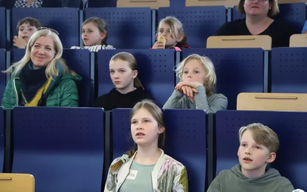 Kinderuni Diplom Verleihung Audimax StA 20240418 Foto Juri Kuestenmacher 008.JPG