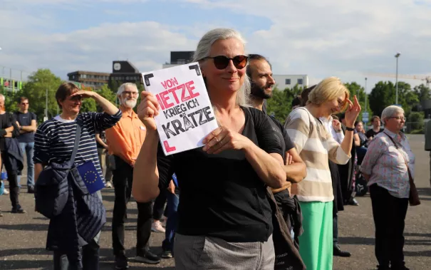 Demo Demokratie und Menschenwürde Parkplatz StA 2024-06-04
