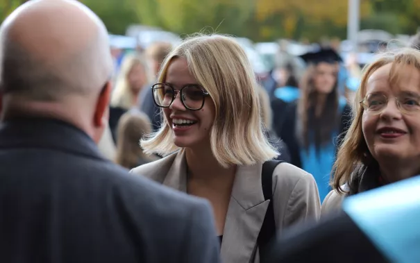 Absolventenfeier Telekom Dome Einlass 20241019 Foto Juri Kuestenmacher 152.JPG