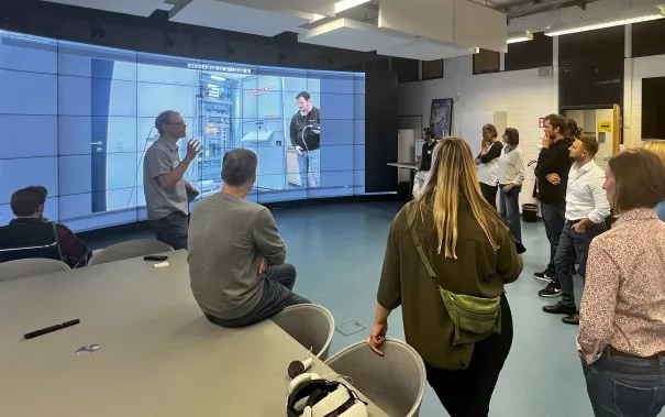 Alumni-Gruppe vor Display-Wand HORNET_2