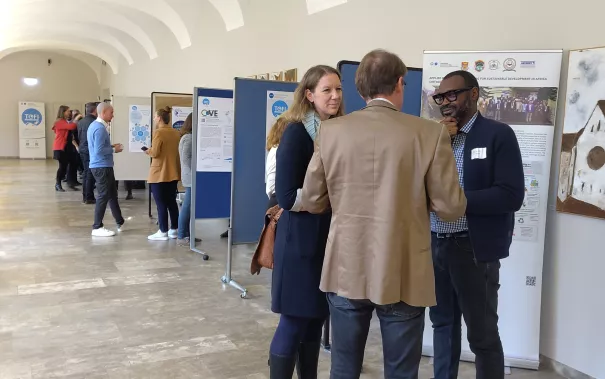 Diskussionen während Posterausstellung