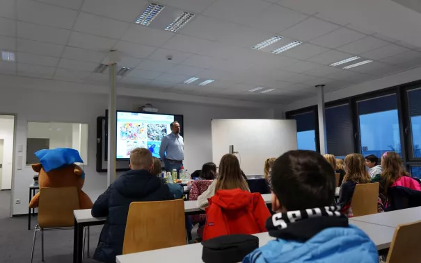 Kinderuni Plastik im Meer Steinhaus Rhb 20250130 Foto JR Lo Giudice Rodas 03.jpg
