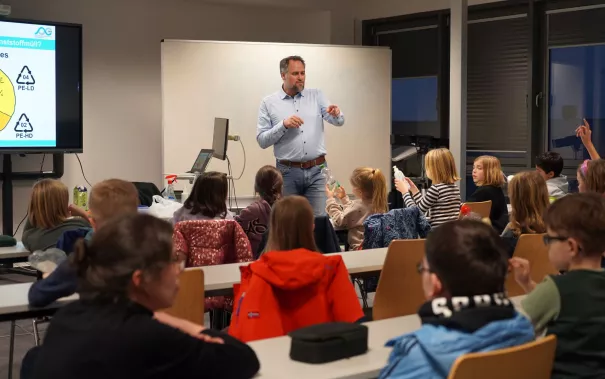 Kinderuni Plastik im Meer Steinhaus Rhb 20250130 Foto JR Lo Giudice Rodas 14.jpg