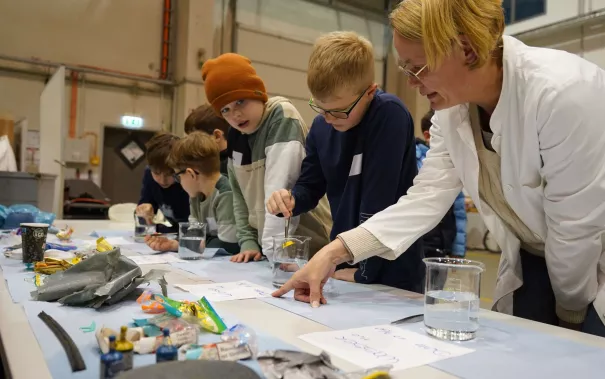 Kinderuni Plastik im Meer Steinhaus Rhb 20250130 Foto JR Lo Giudice Rodas 43.jpg