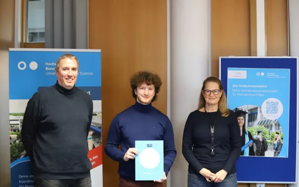 Stipendiat Elias Ellingen mit Betreuer Robert lange und Präsidentin Marion Halfmann(Foto Juri Küstenmacher)
