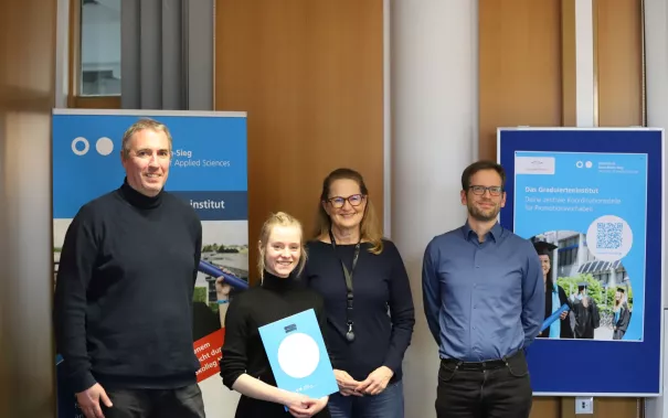 Promotionsstipendiatin Alexandra Mielke mit Betreuern Robert Lange und Sebastian Houben und Präsidentin Marion Halfmann(Foto Juri Küstenmacher)