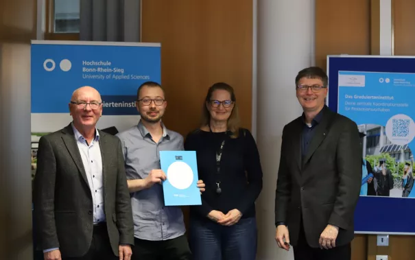 Promotionsstipendiat Axel Kraetzschmer mit Betreuer Steffen Witzleben, Präsidentin Marion Halfmann und GI-Direktor Rainer Herpers (Foto: Juri Küstenmacher)
