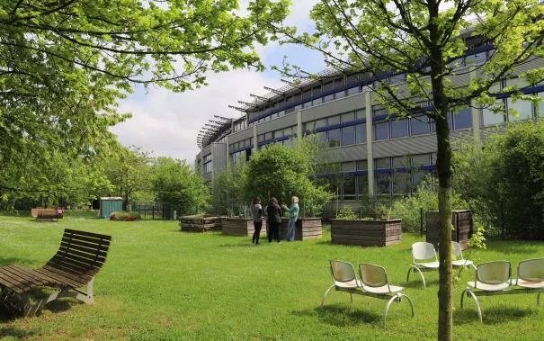 Campusgarten Fruehling mit Iris Gross StA 20250425 Foto Juri Kuestenmacher 17.JPG
