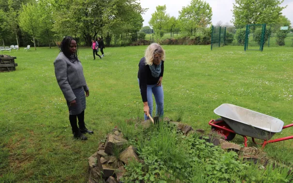 Campusgarten Fruehling mit Iris Gross StA 20250425 Foto Juri Kuestenmacher 32.JPG