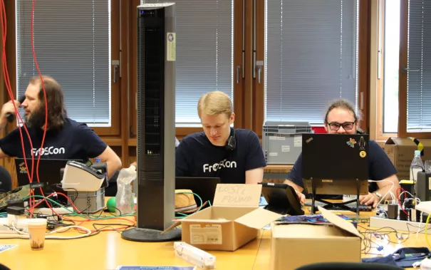 2025-08-16_fbinf_Froscon_2025_Kira Wazinski