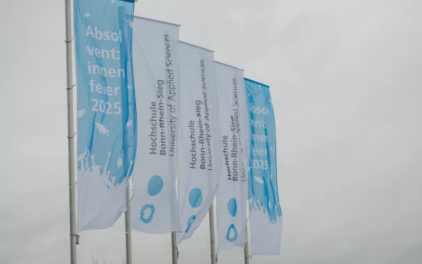 Absolventenfeier Telekom Dome Einlass 20251025 Foto Nathan Dreessen 030.jpg